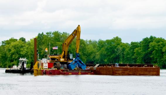 Dredging_by_GE_May_2009.jpg (28101 bytes)